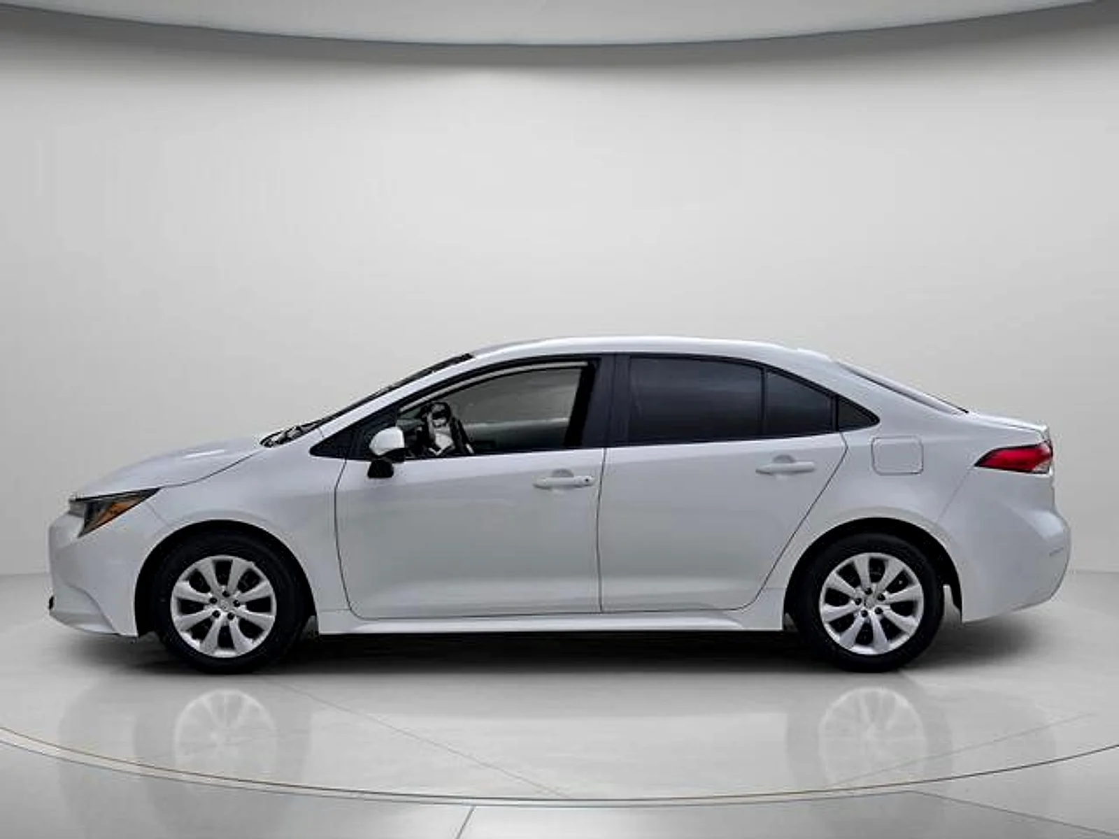 Used 2024  Toyota LE image 3