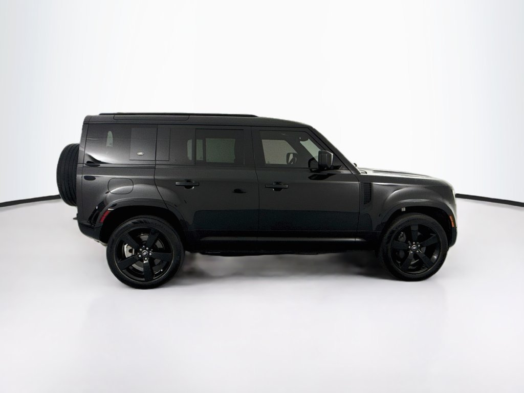 Used 2024 Black Land Rover X-Dynamic SE image 4