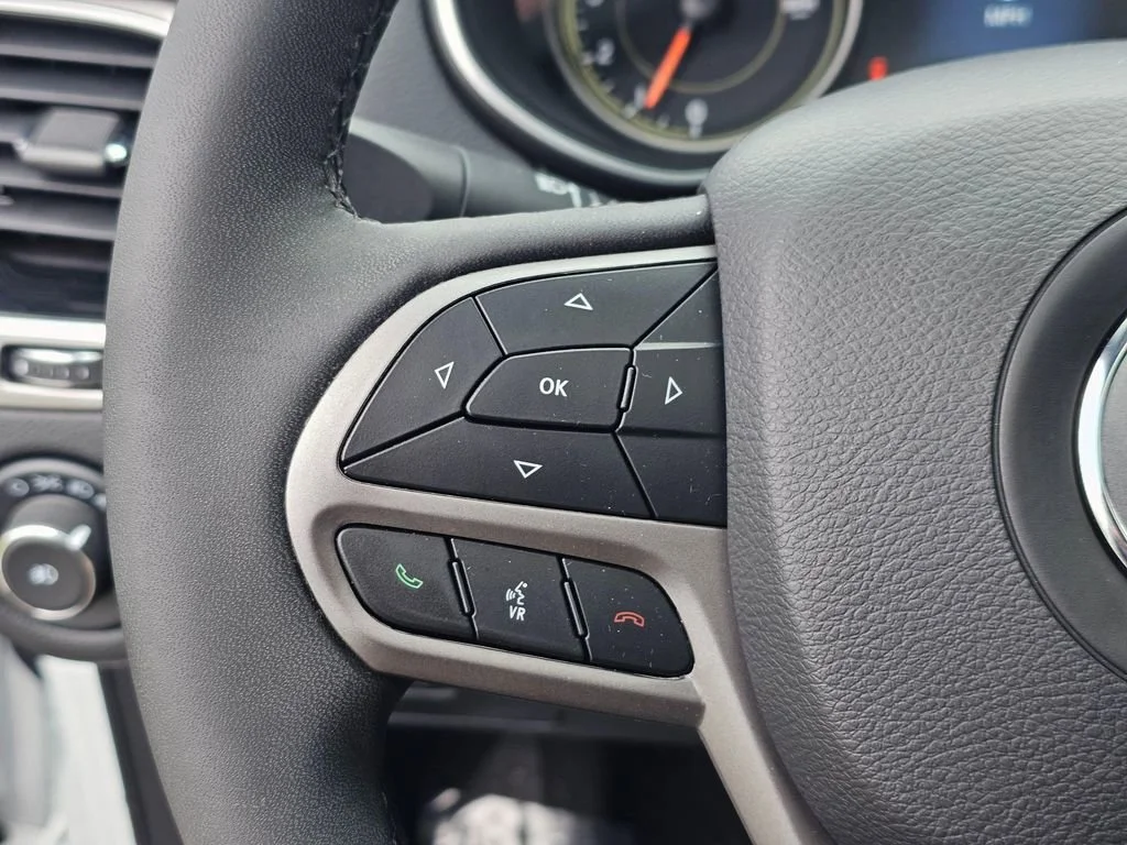 Used 2022  Jeep Limited image 27