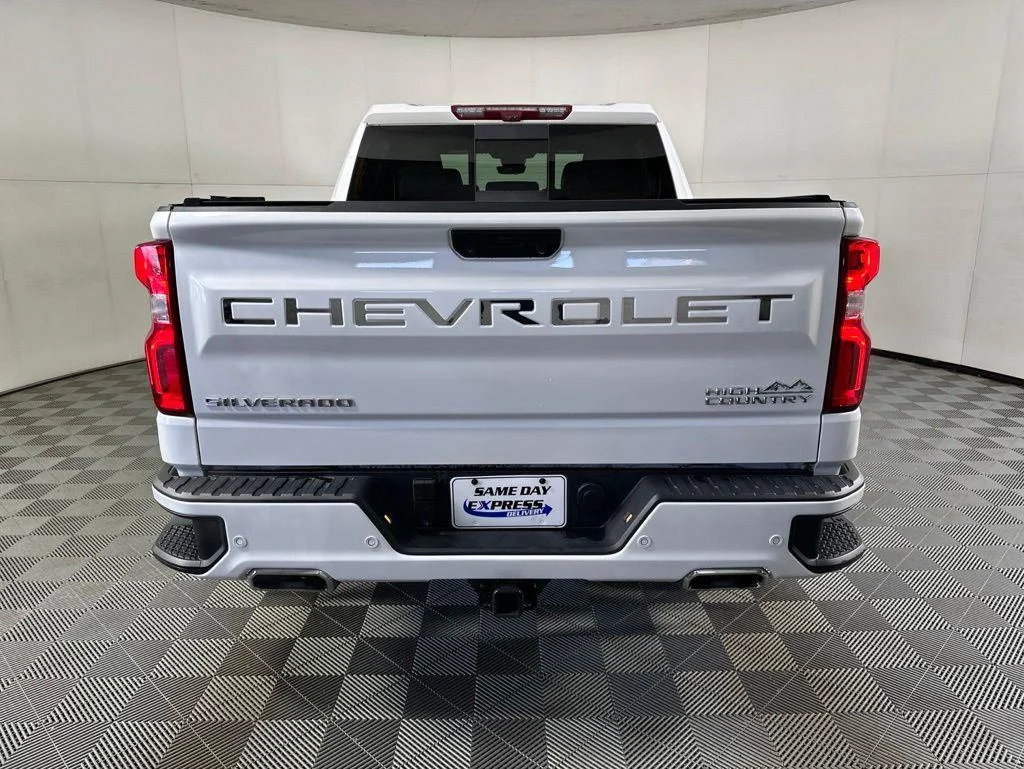 Used 2024 Pearl Chevrolet High Country image 18