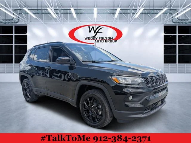 New 2026 Diamond Black Crystal Pearl-Coat Exterior Paint Jeep Latitude image 1