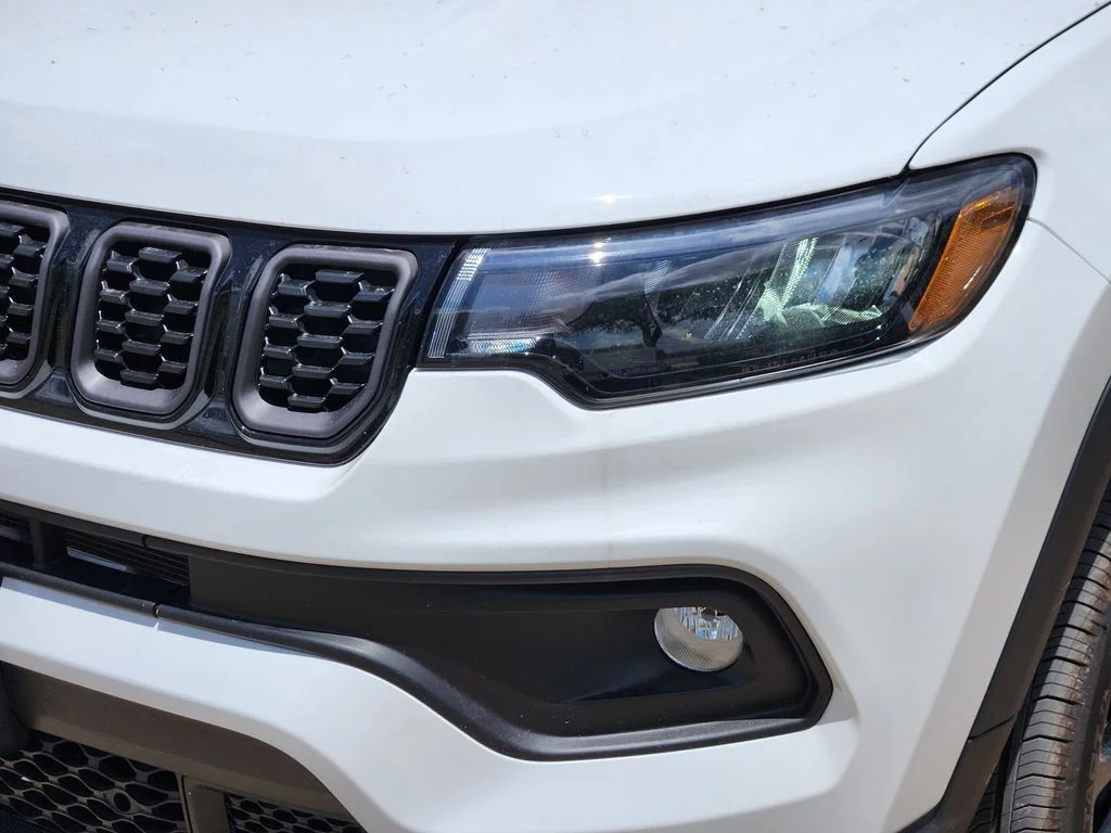 New 2026 Bright White Clear-Coat Exterior Paint Jeep Latitude image 5