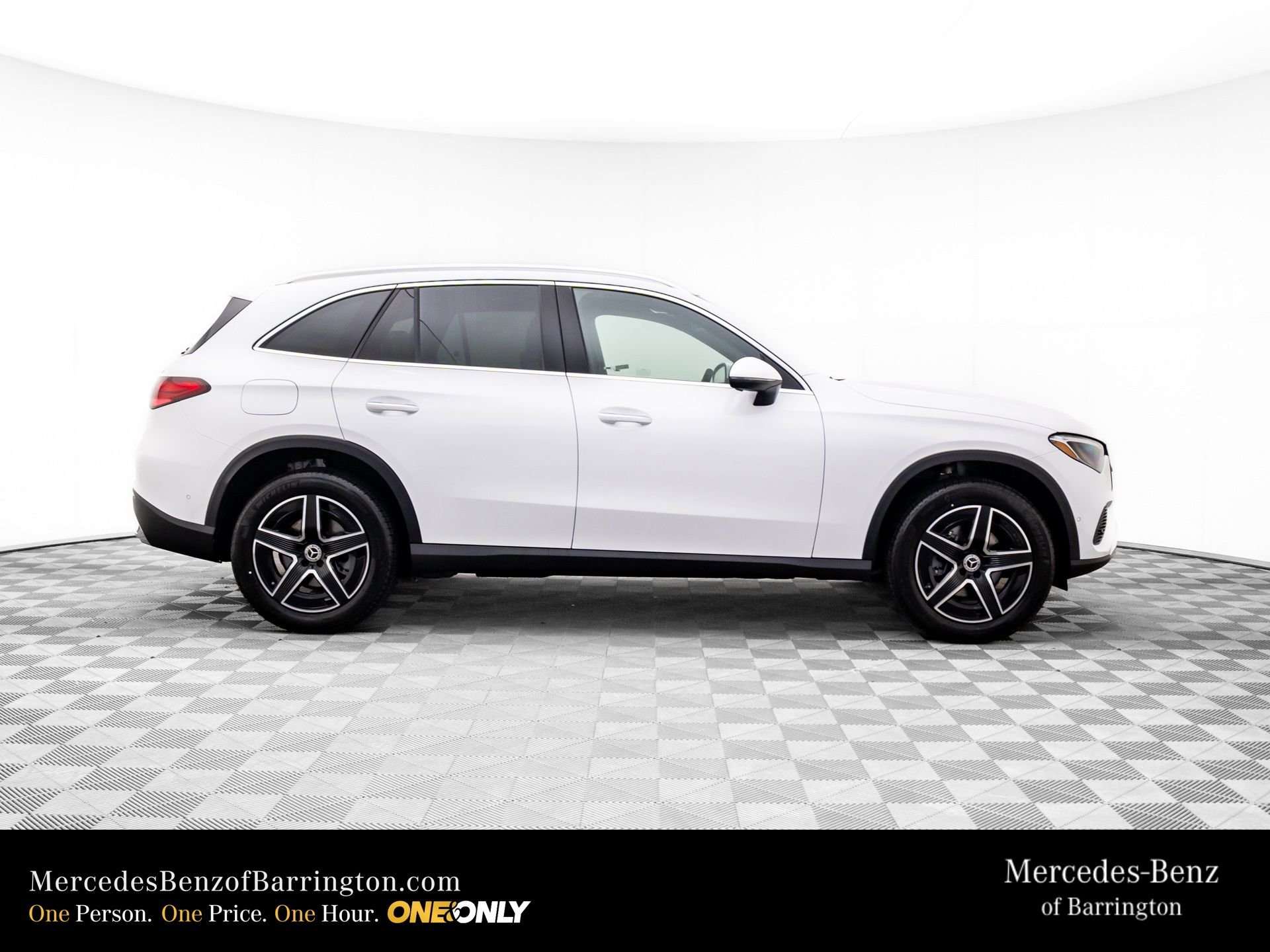 New 2026 MANUFAKTUR Moonlight White Metallic Mercedes-Benz GLC 300 image 7