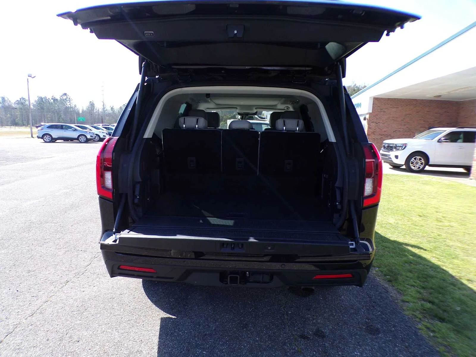 Used 2025 Agate Black Metallic Ford Active image 7