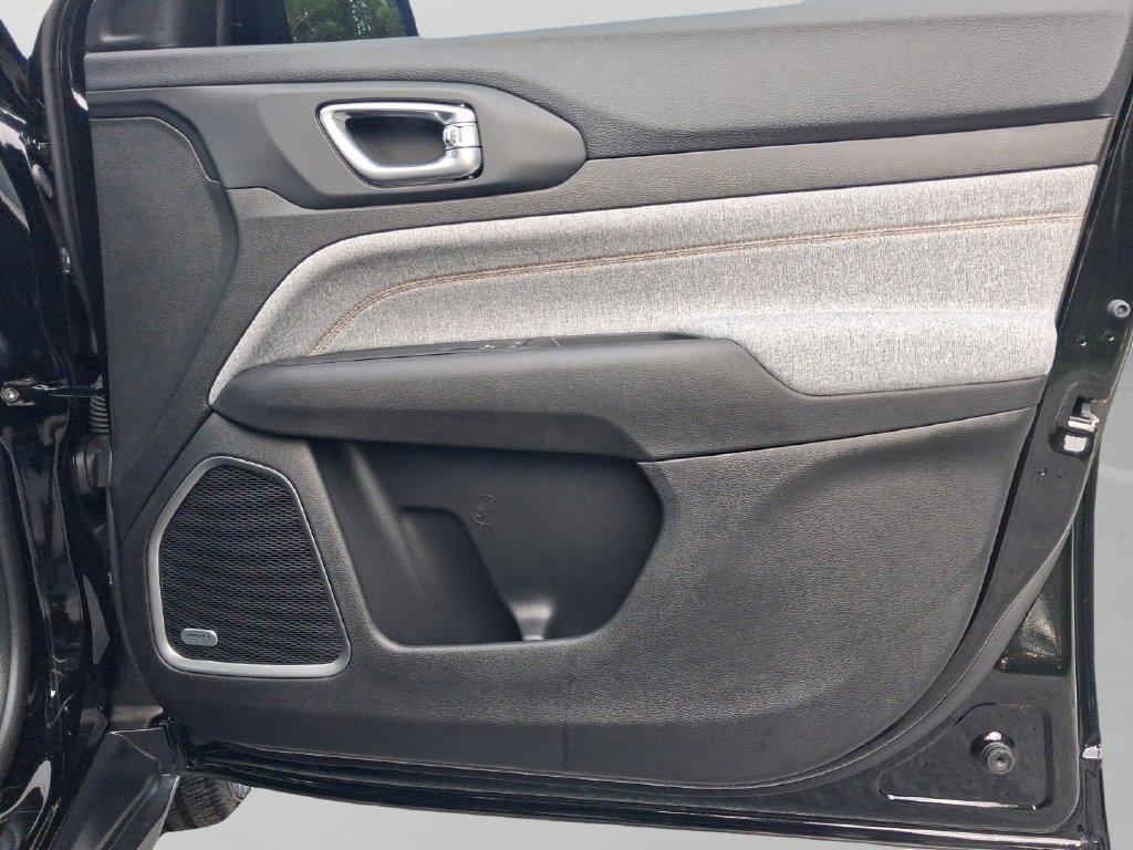 New 2026 Black Jeep Latitude image 30