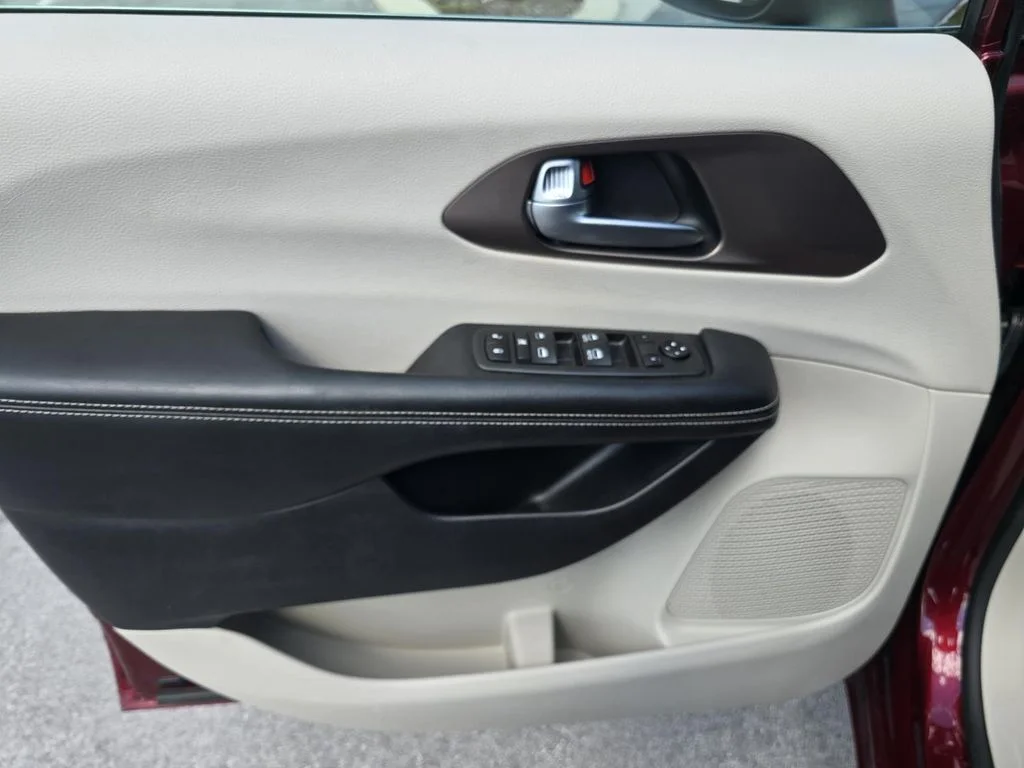 Used 2021 Velvet Red Pearlcoat Chrysler LX image 19