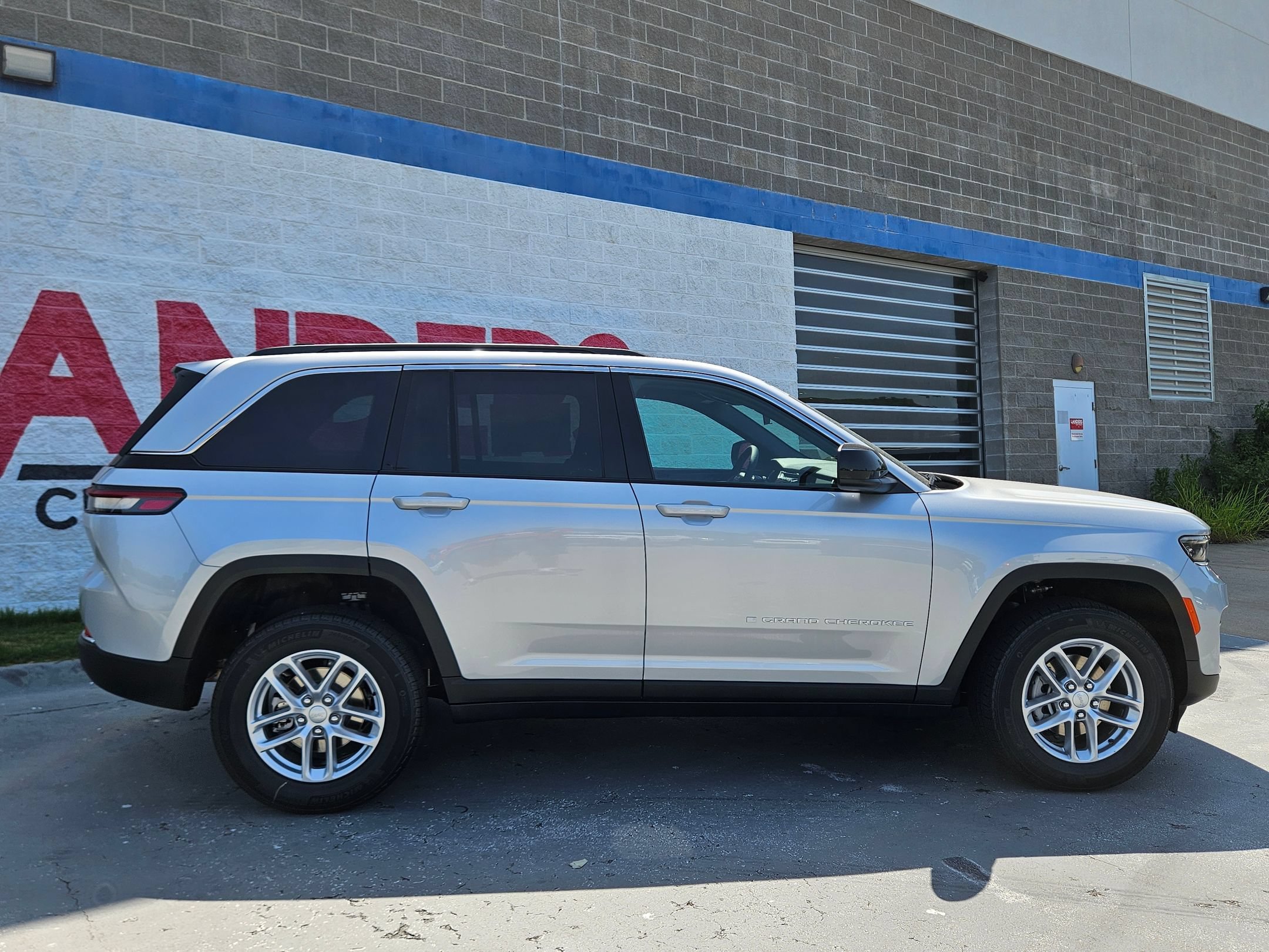 New 2026 Silver Zynith Jeep Laredo image 8