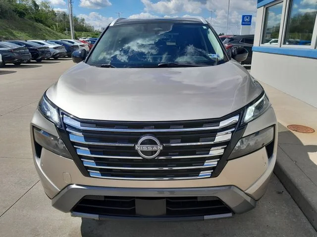 Used 2025 Gold Nissan SL image 4