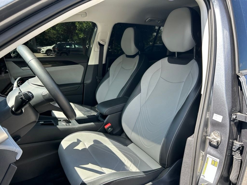 Certified Used 2025 Gray Volkswagen 2.0T SE image 21
