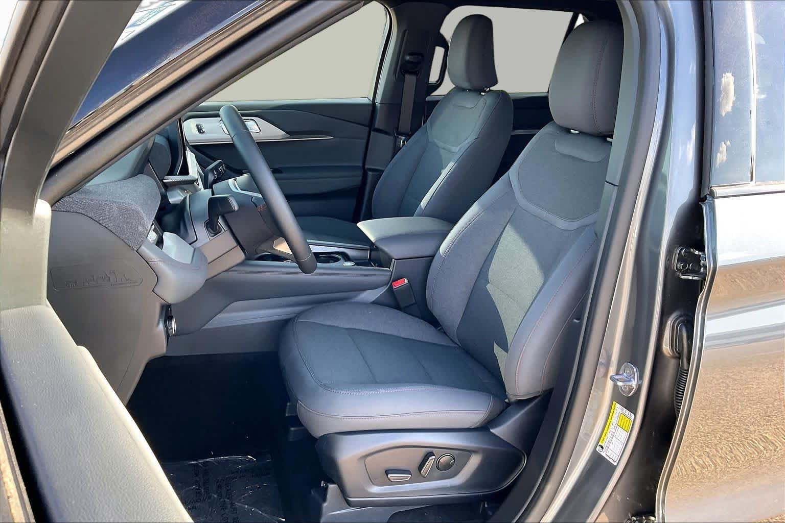 New 2027 Carbonized Gray Metallic Ford Active image 9