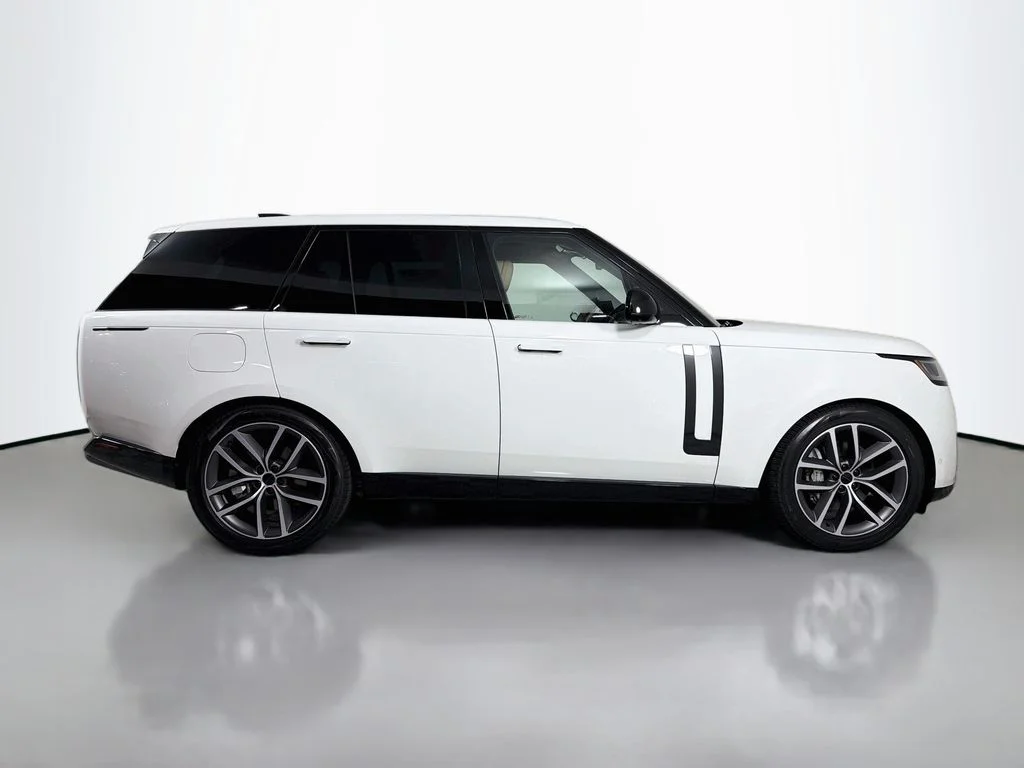 New 2026 Fuji White Land Rover SE image 4