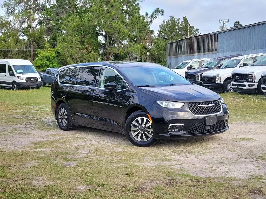 Used 2024 Black Chrysler Select image 39