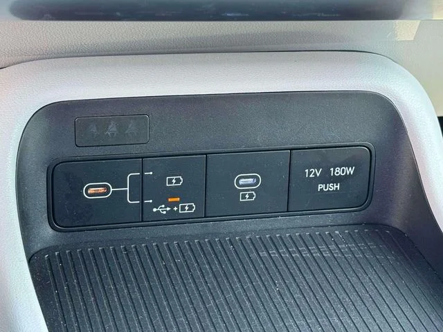 Used 2025 White Hyundai SEL image 34