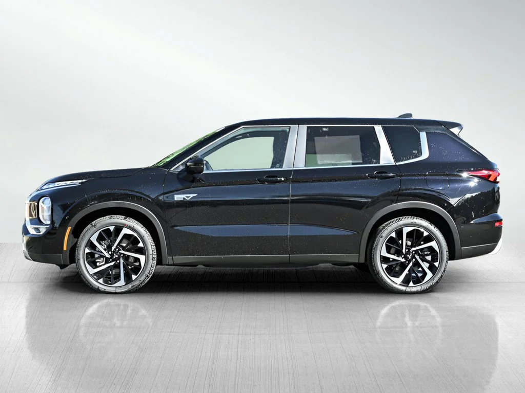 New 2025 Labrador Black Pearl Mitsubishi SE image 4