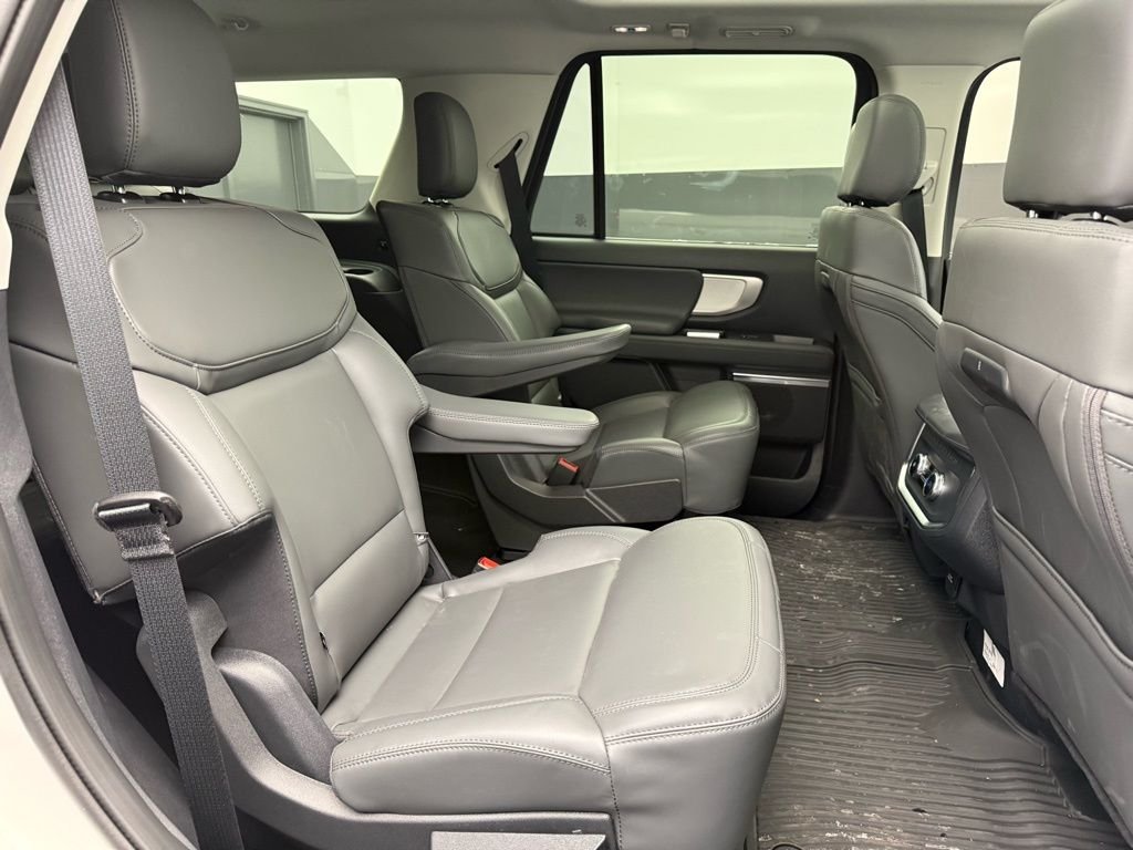 New 2026 Star White Metallic Tri-Coat Ford Active image 54