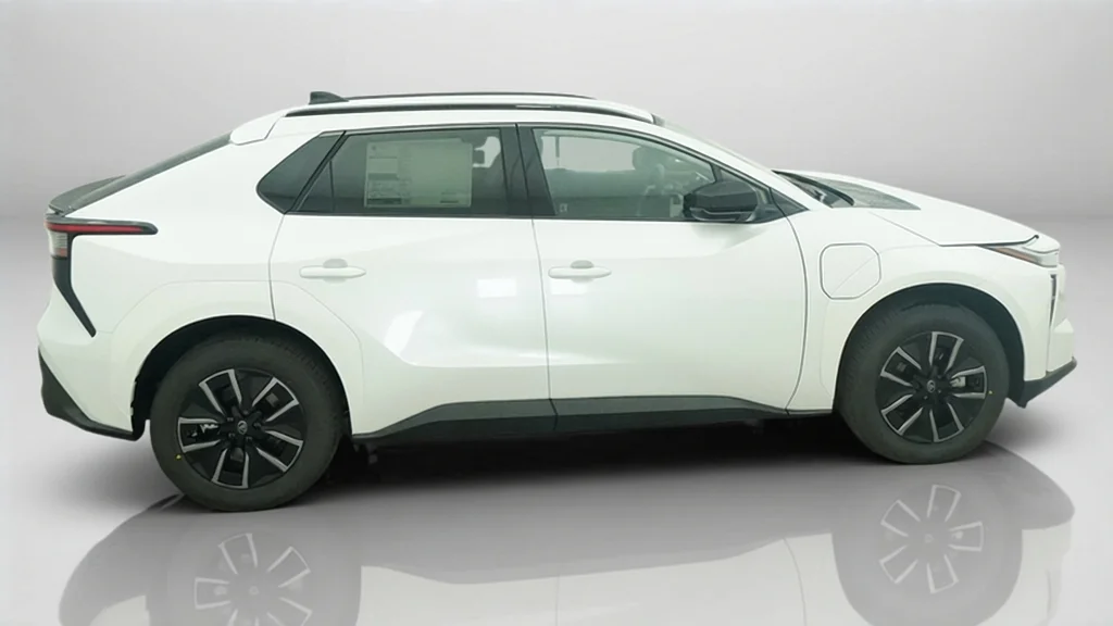 New 2027 Wind Chill Pearl Toyota XLE image 7