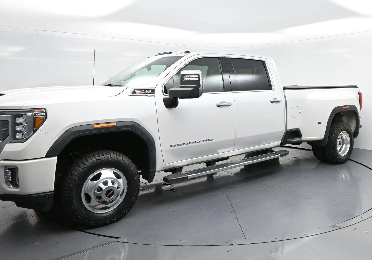 Used 2022 White Frost Tricoat GMC Denali image 3