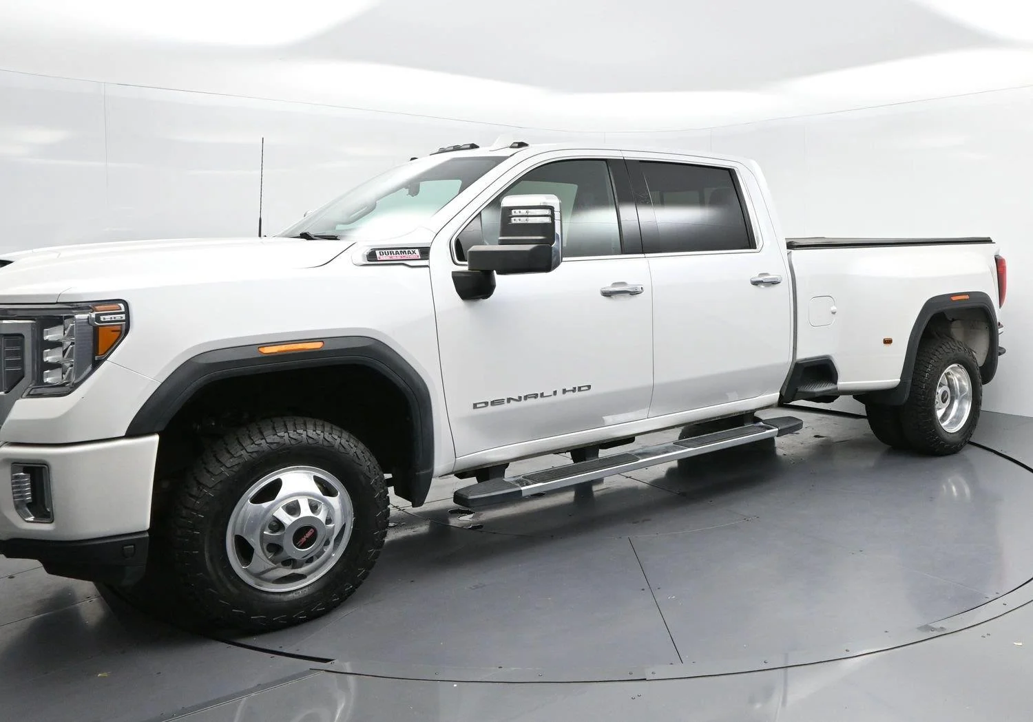 Used 2022 White Frost Tricoat GMC Denali image 3