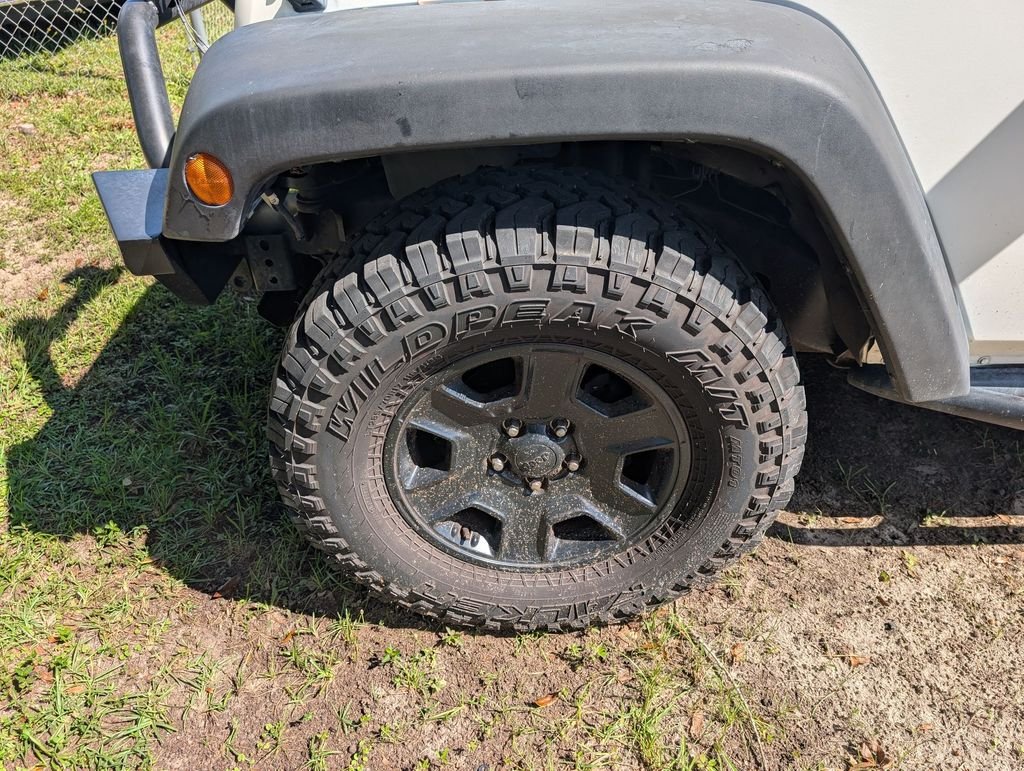 Used 2008 Green Jeep X image 5