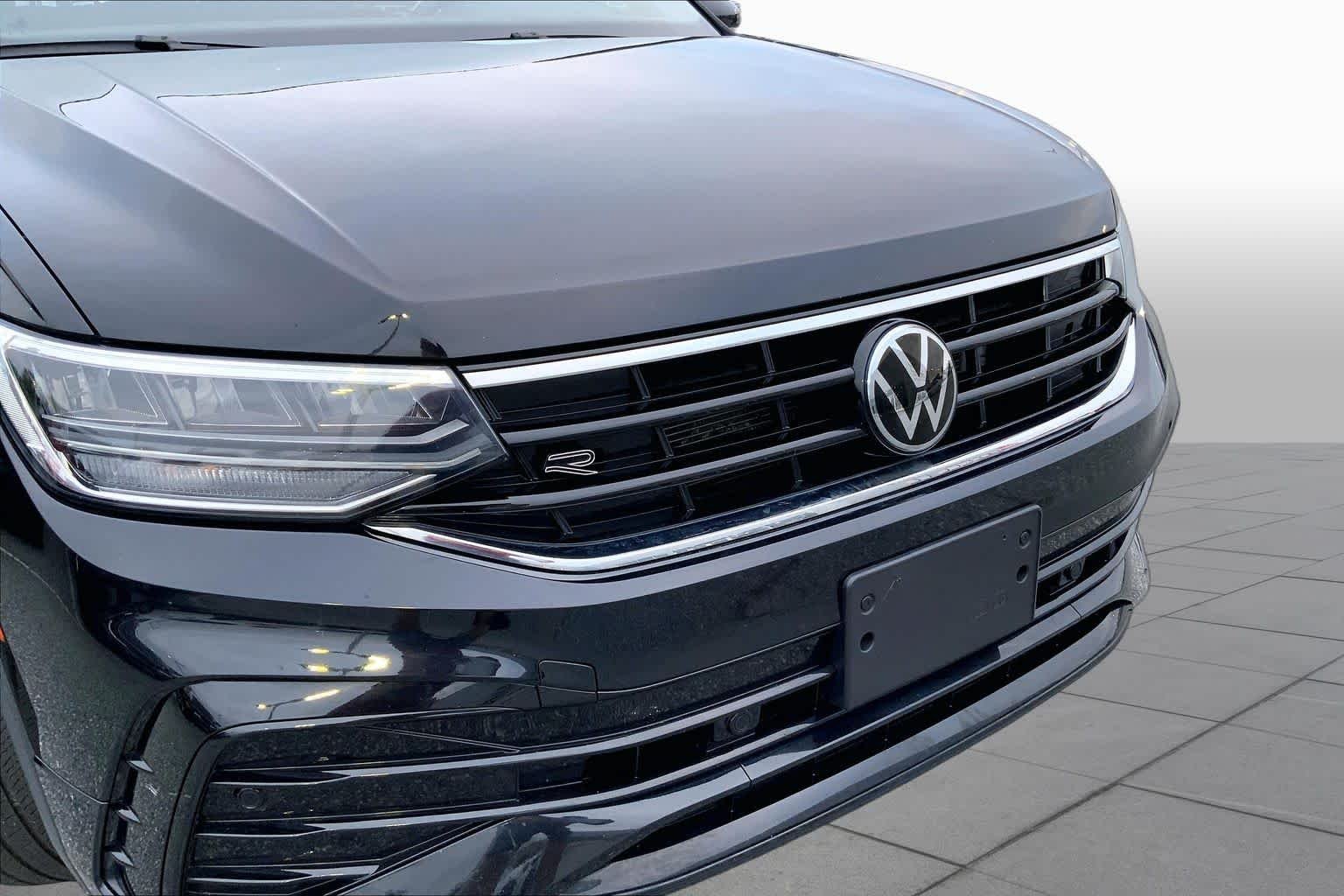 Used 2024 Deep Black Pearl Volkswagen SE R-Line Black image 27