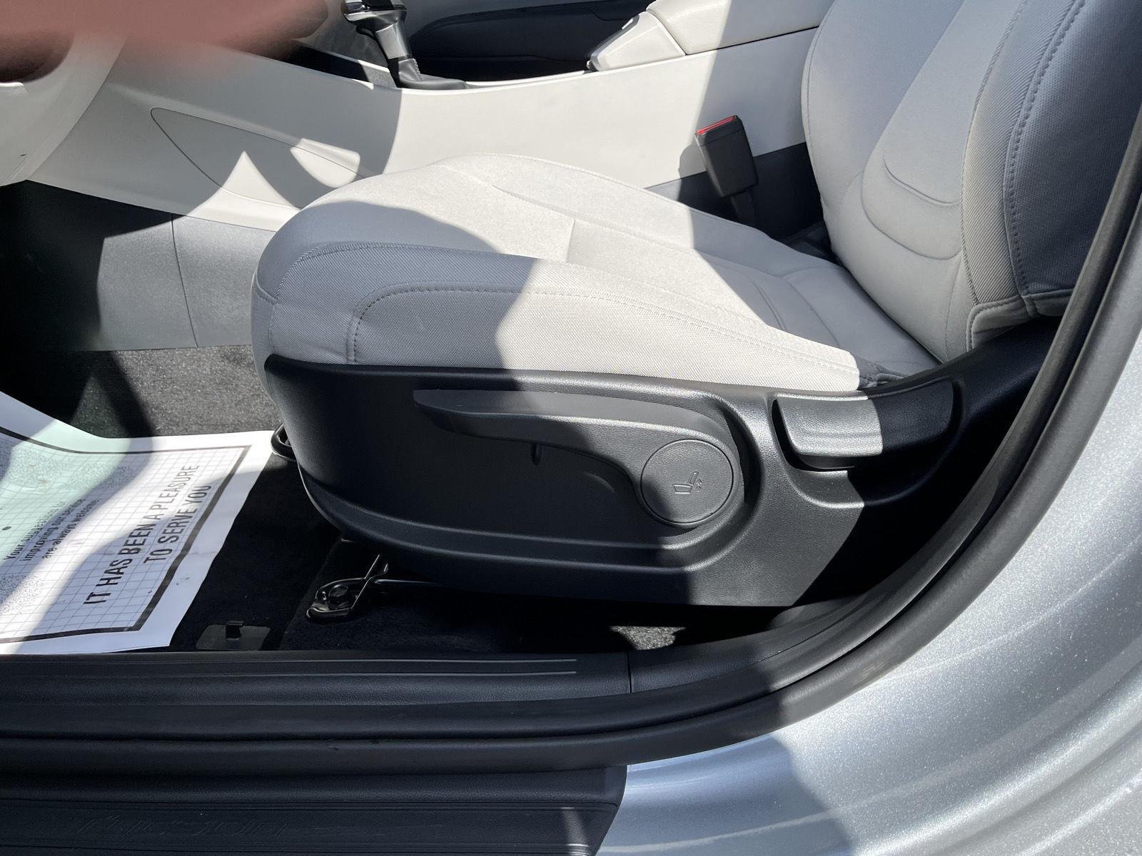 Used 2025 Shimmering Silver Hyundai SE image 20