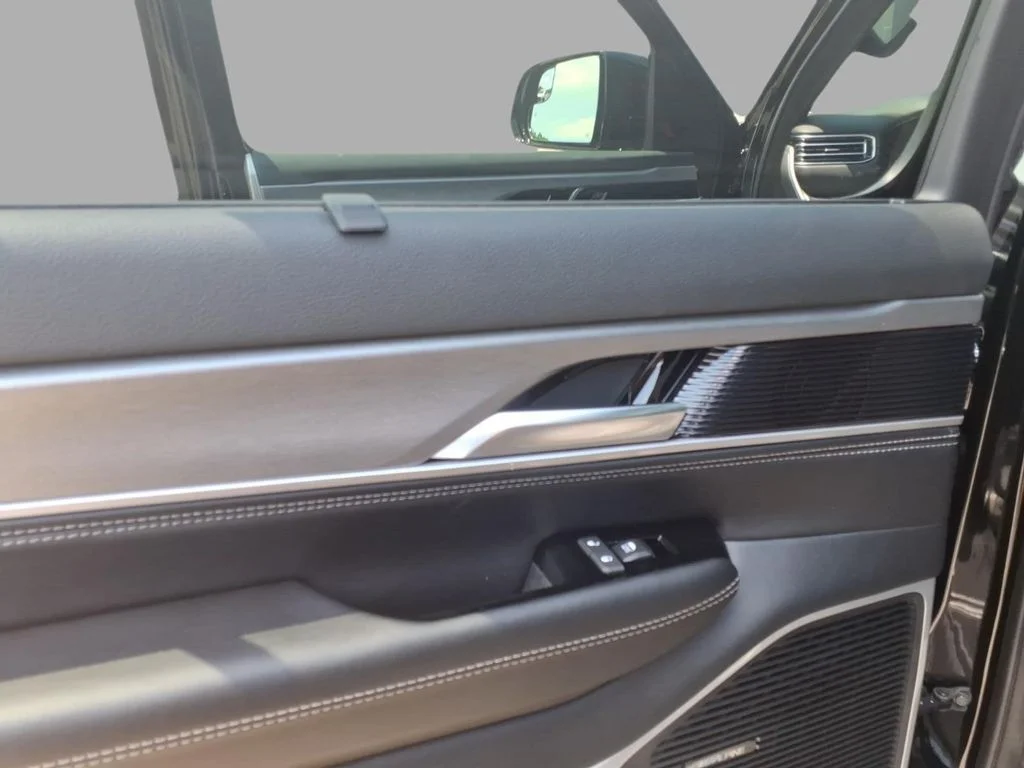 New 2026 High Gloss Black Exterior Paint Jeep Limited Altitude image 6