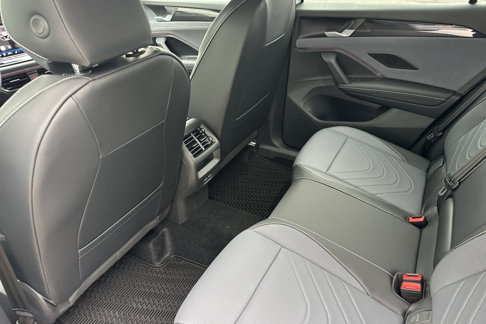 2026 Volkswagen Tiguan SE - Photo 11