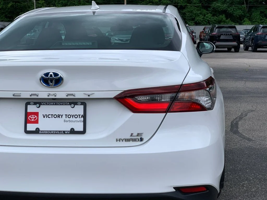 Used 2022 White Toyota LE image 33