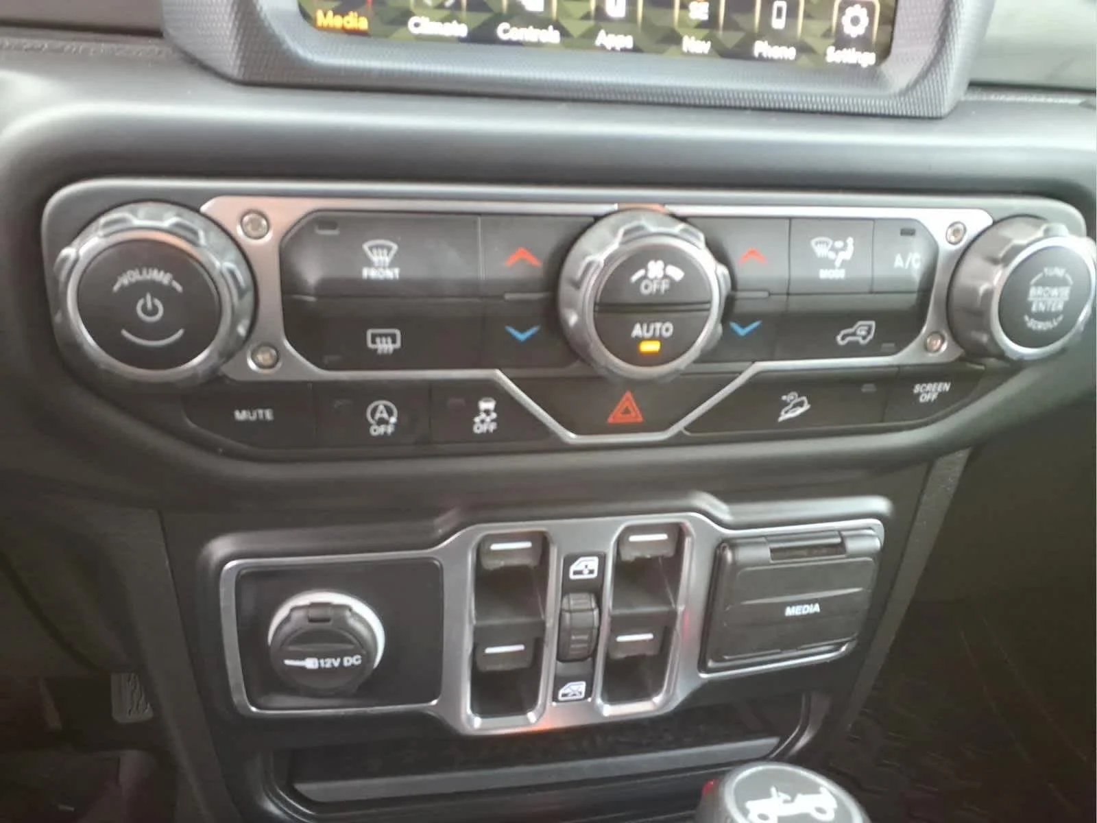 Used 2020 Granite Crystal Metallic Clearcoat Jeep Sahara image 22