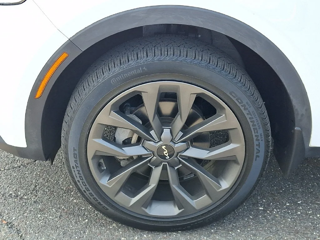 Used 2022 White Kia X-Line EX image 29