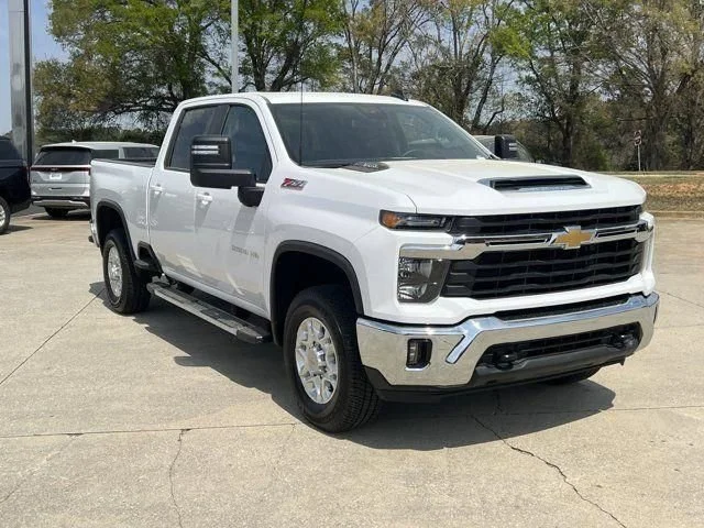 Used 2025 Summit White Chevrolet LT image 3