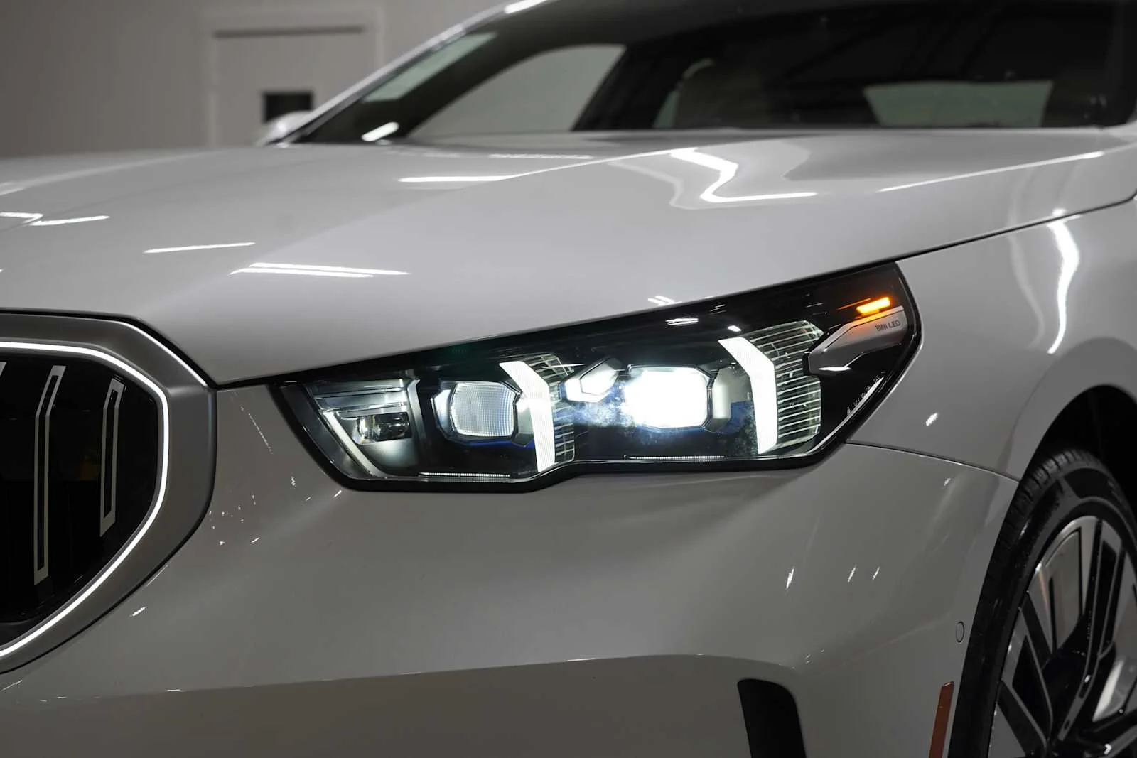 Used 2027 Mineral White Metallic BMW 530i image 6