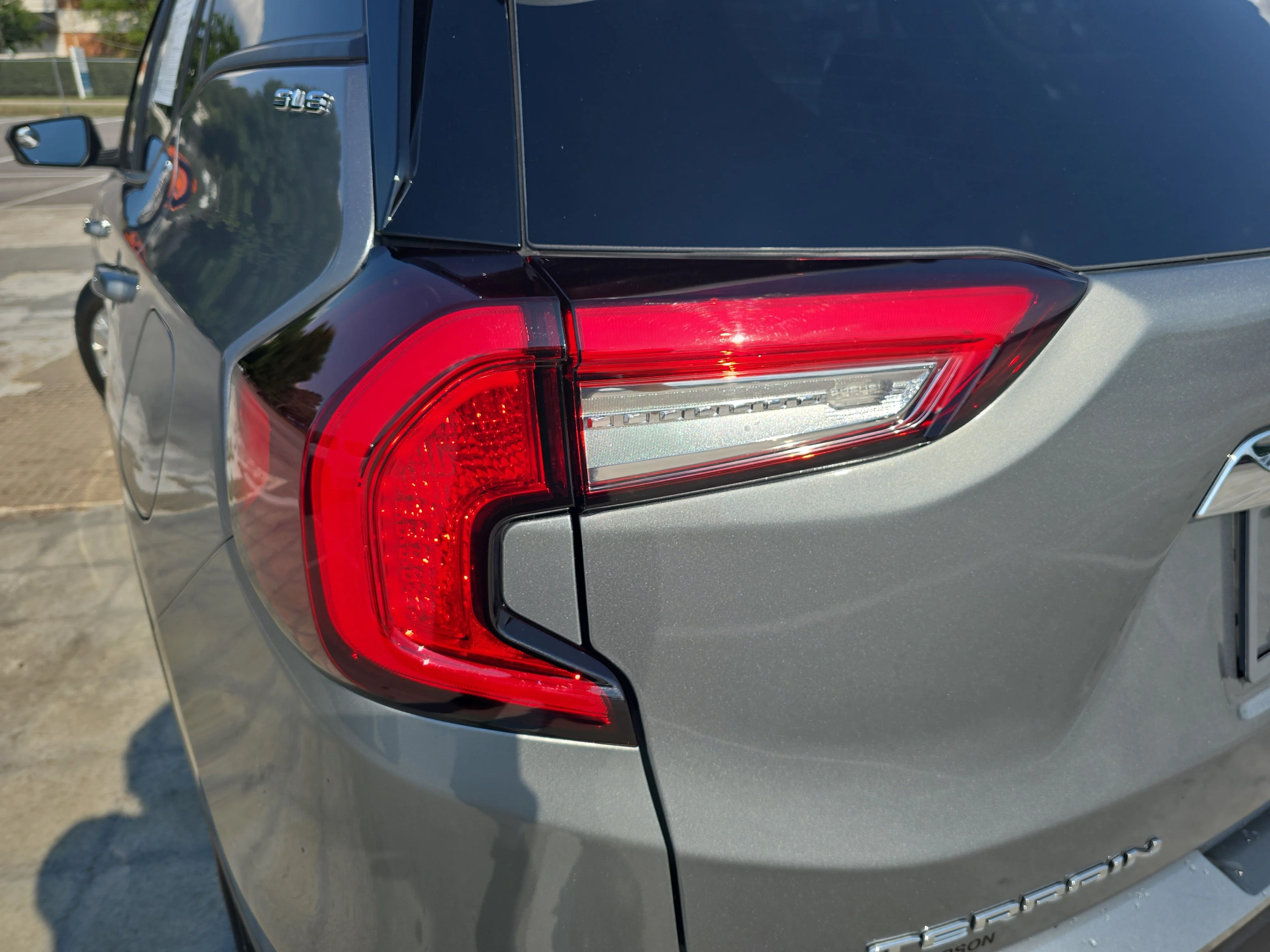 Used 2023 Sterling Metallic GMC SLE image 32