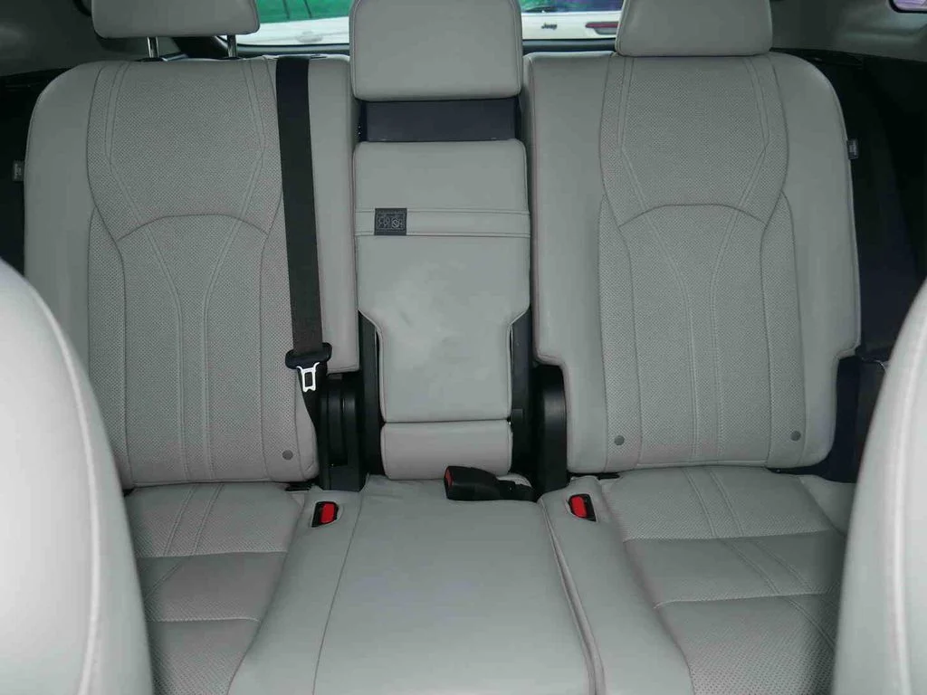 Used 2022 White Lexus 450h image 38