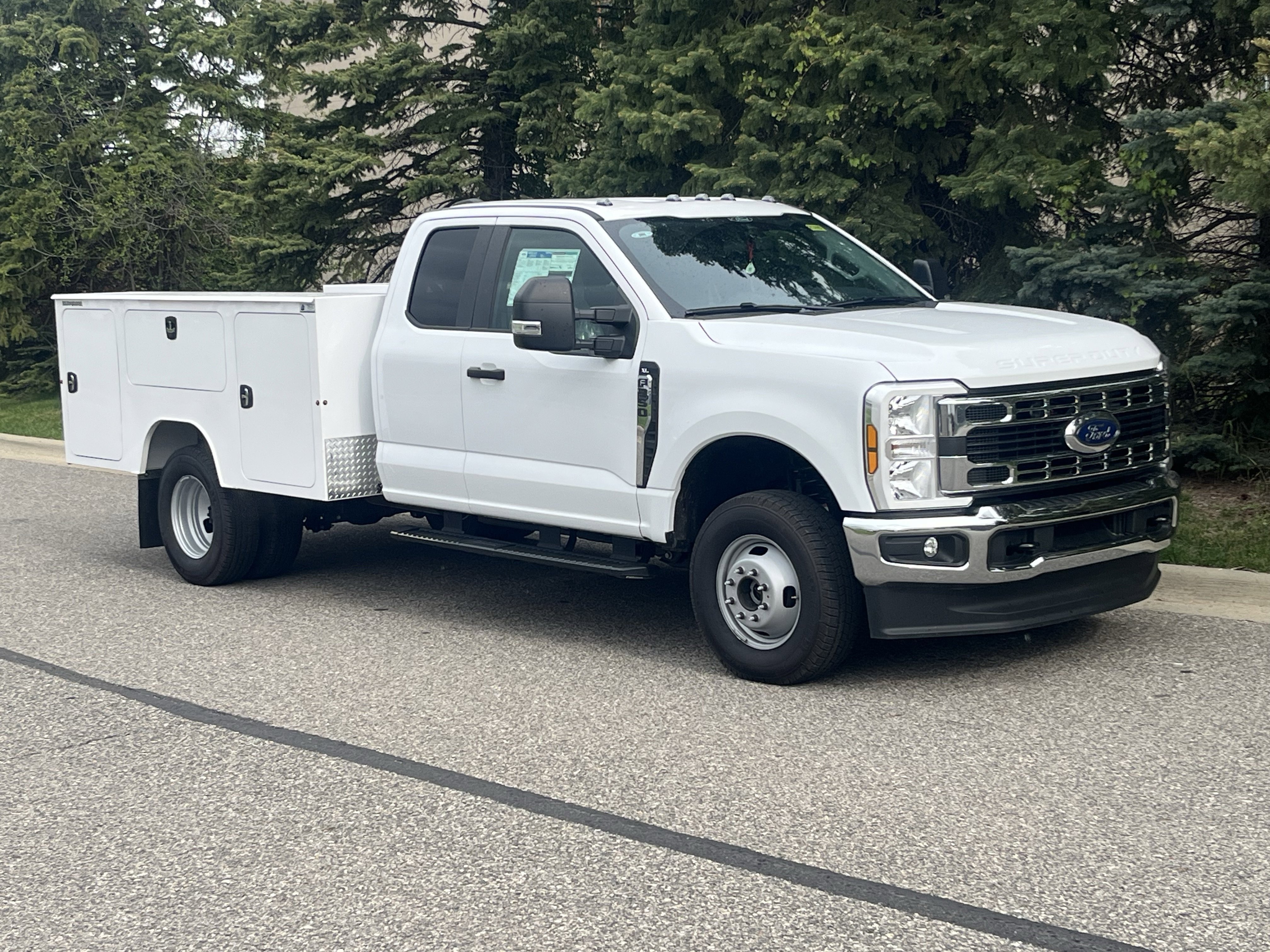 New 2025 Oxford White Ford XL image 5