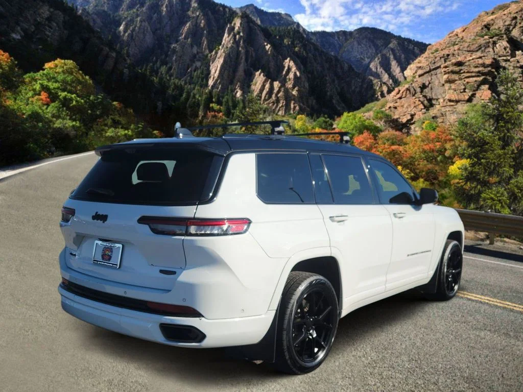 Used 2023 White Jeep Summit image 3