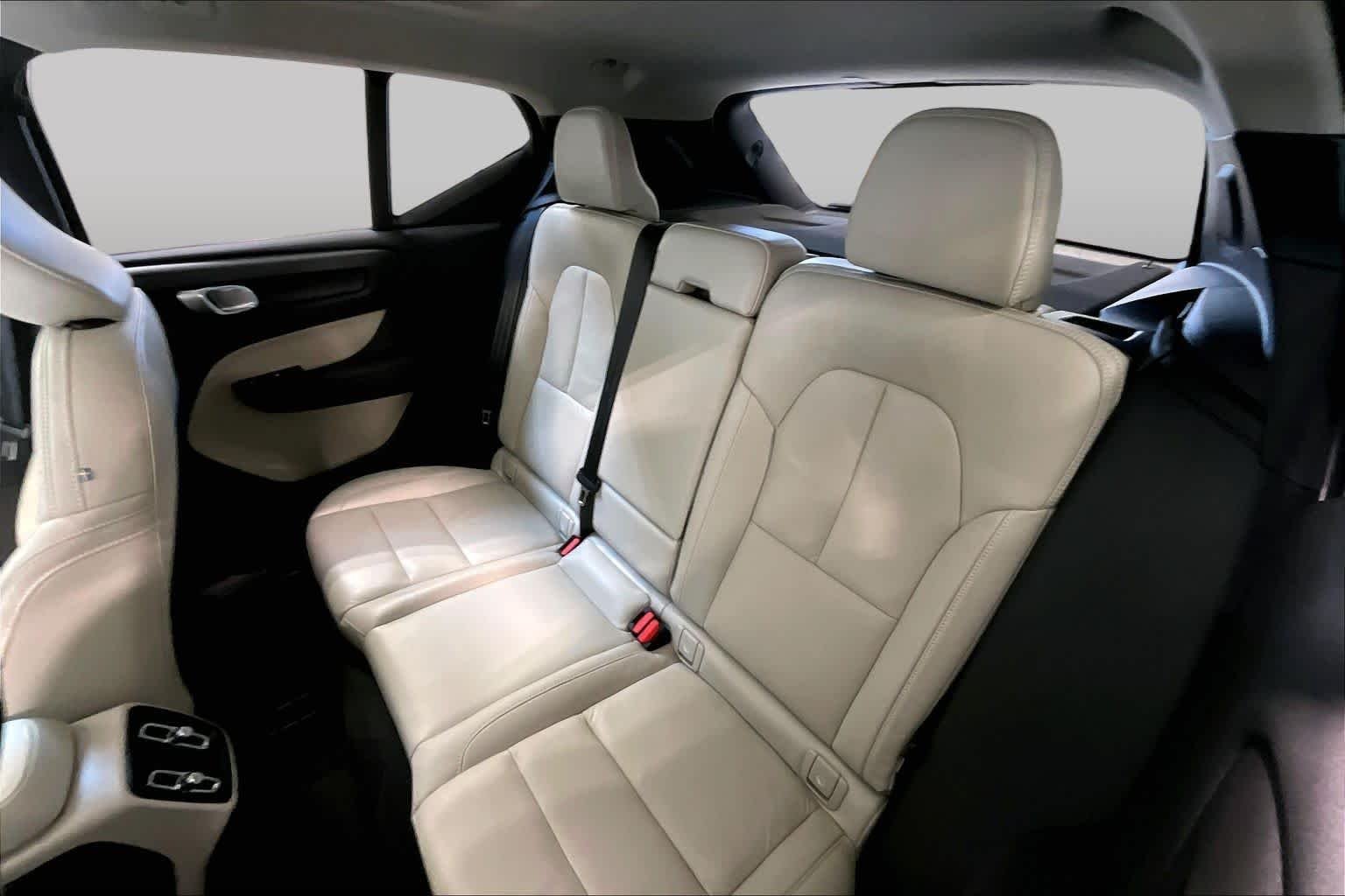Used 2024 Onyx Black Metallic Volvo Plus Dark Theme image 20