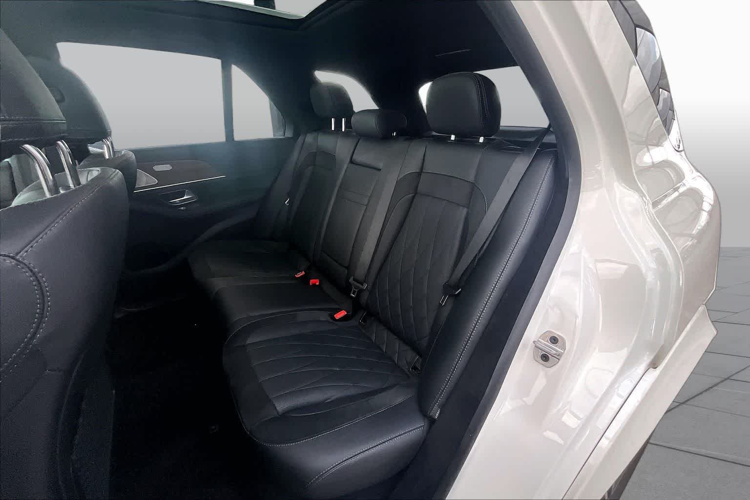 Used 2024 MANUFAKTUR Diamond White Metallic Mercedes-Benz AMG® GLE 53 image 21