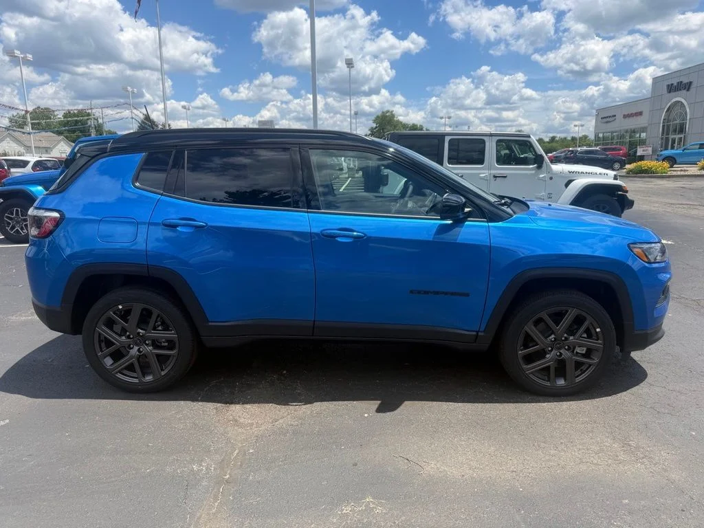 New 2026 Hydro Blue Pearl-Coat Exterior Paint Jeep Limited image 2