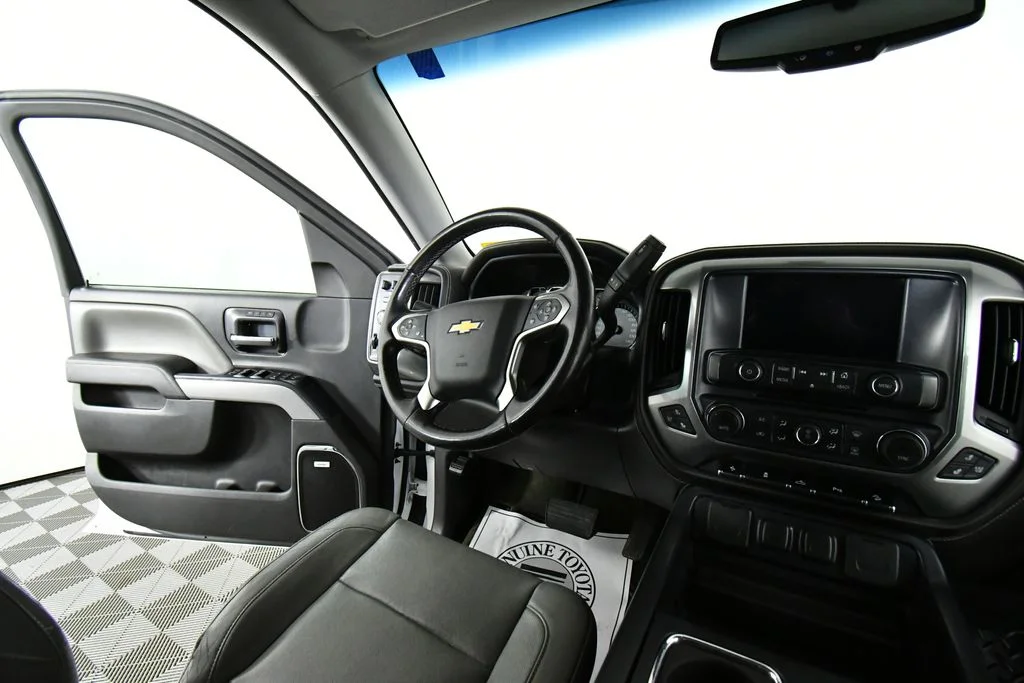 Used 2015 White Chevrolet LTZ image 19