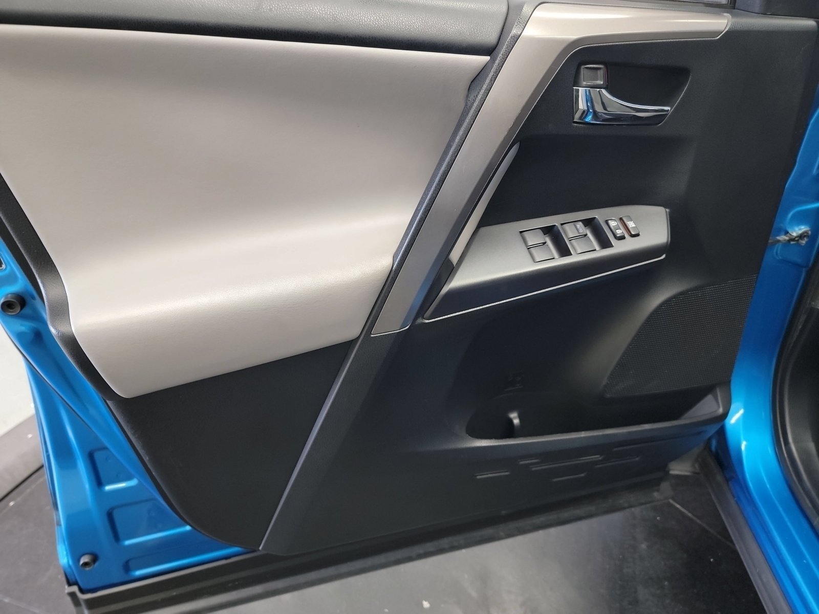 Used 2018 Electric Storm Blue Toyota XLE image 12
