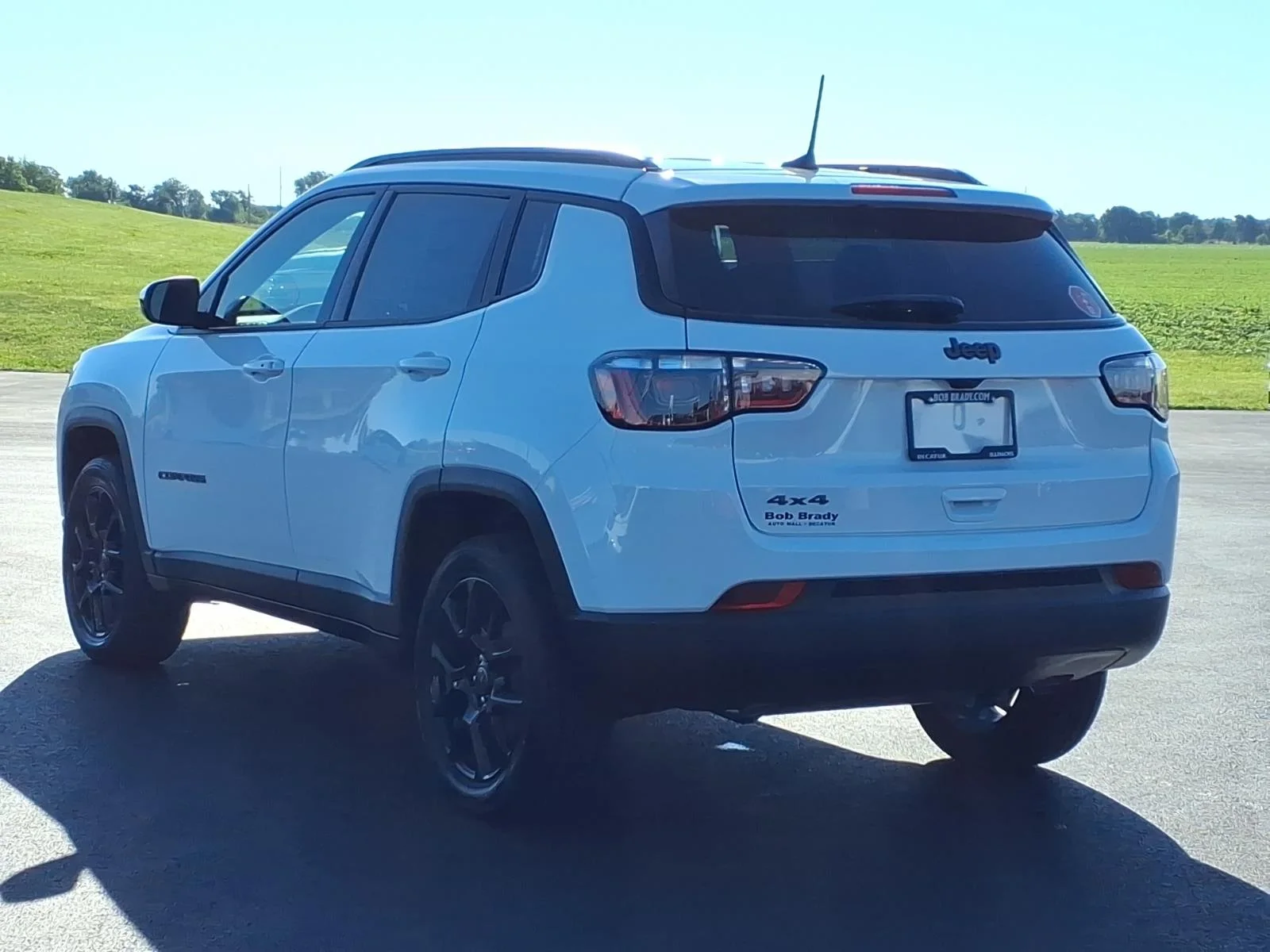 New 2026 Bright White Clear Coat Jeep Latitude Altitude image 10