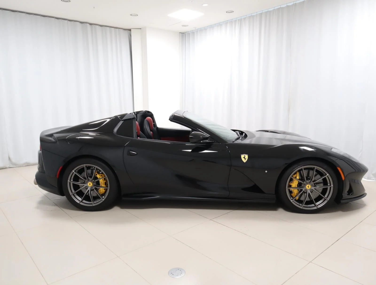 Used 2021 Nero Ferrari Convertible image 8