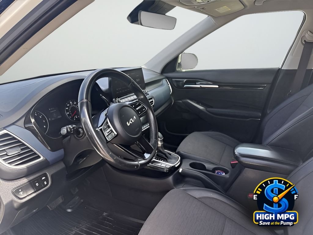 Used 2022 White Kia S image 9