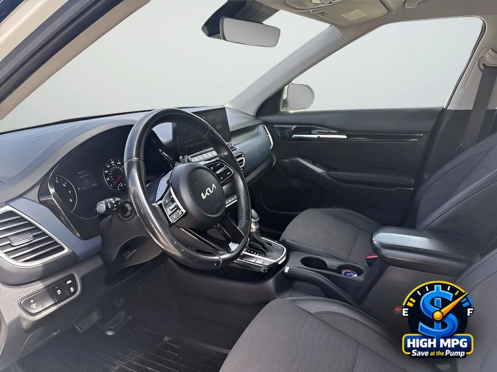 Used 2022 White Kia S image 9