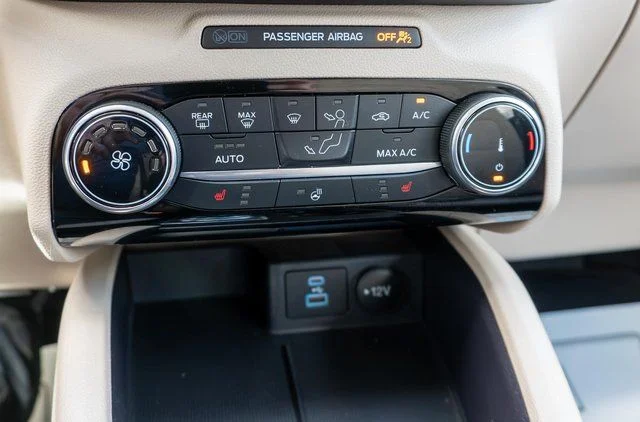 Used 2022 Blue Ford SE image 24