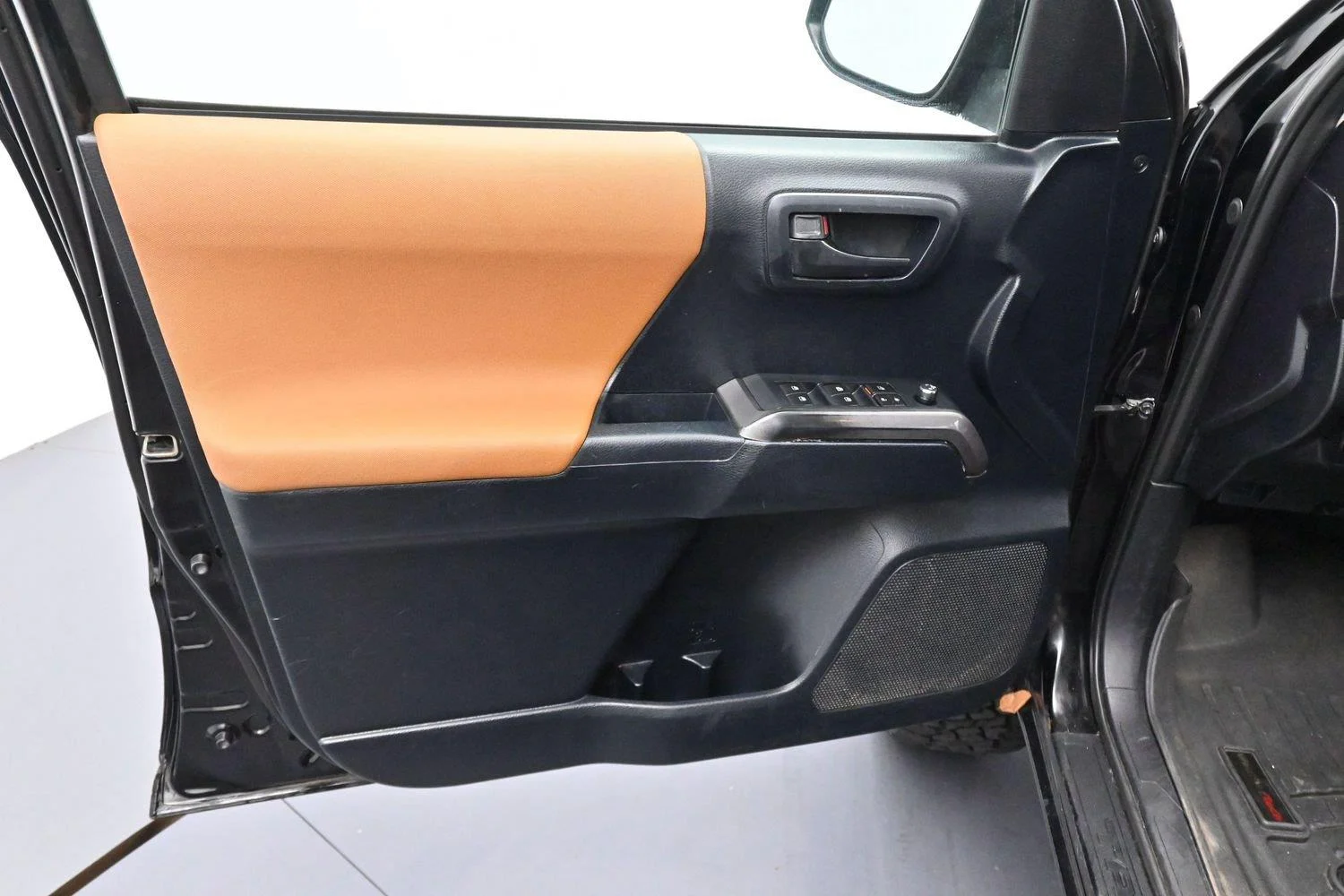 Used 2016 Black Toyota SR image 9