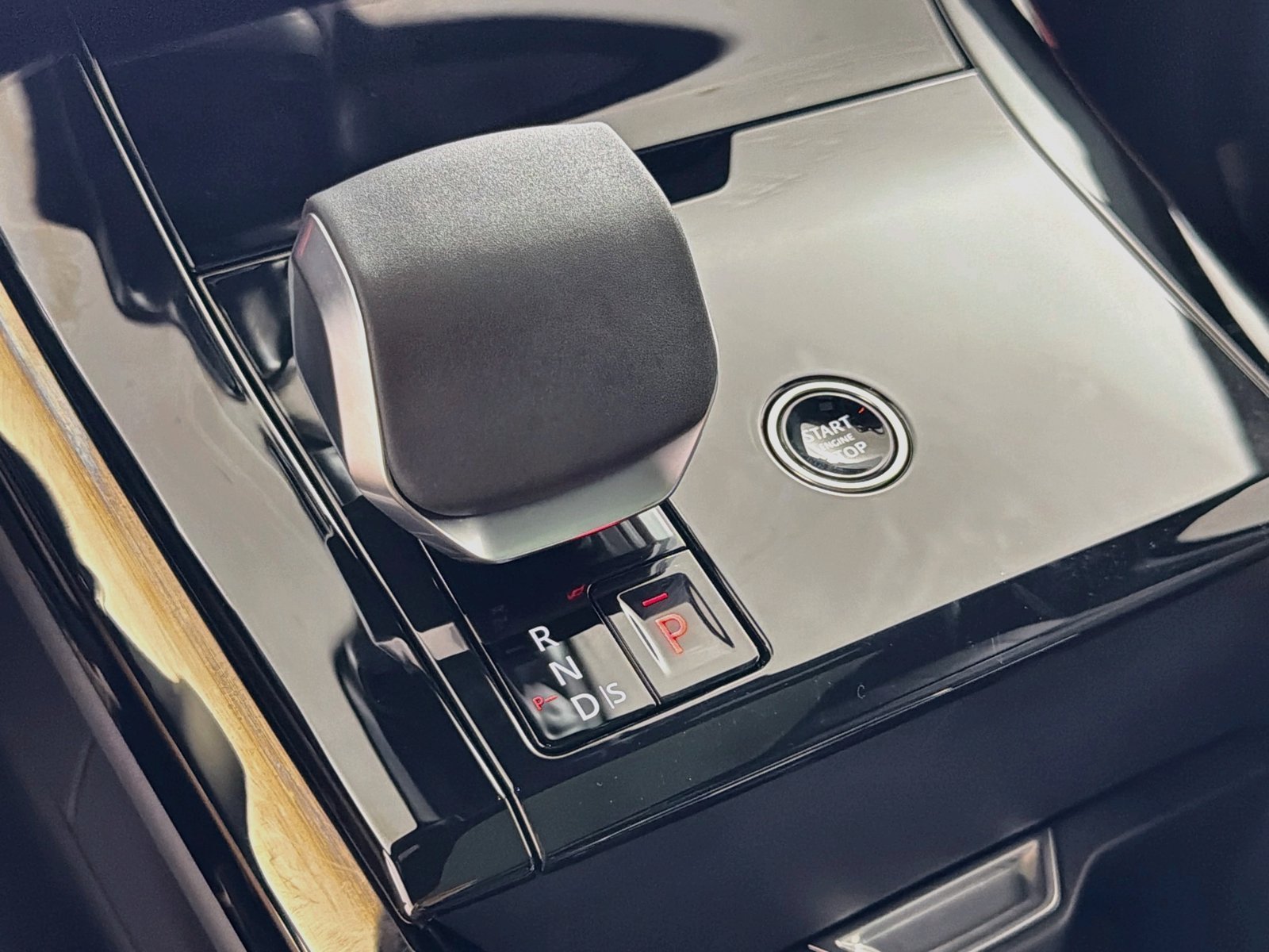 New 2027 Santorini Black LAND ROVER Dynamic SE P400 image 16