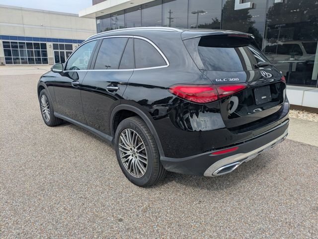 Used 2025 Black Mercedes-Benz GLC 300 image 4