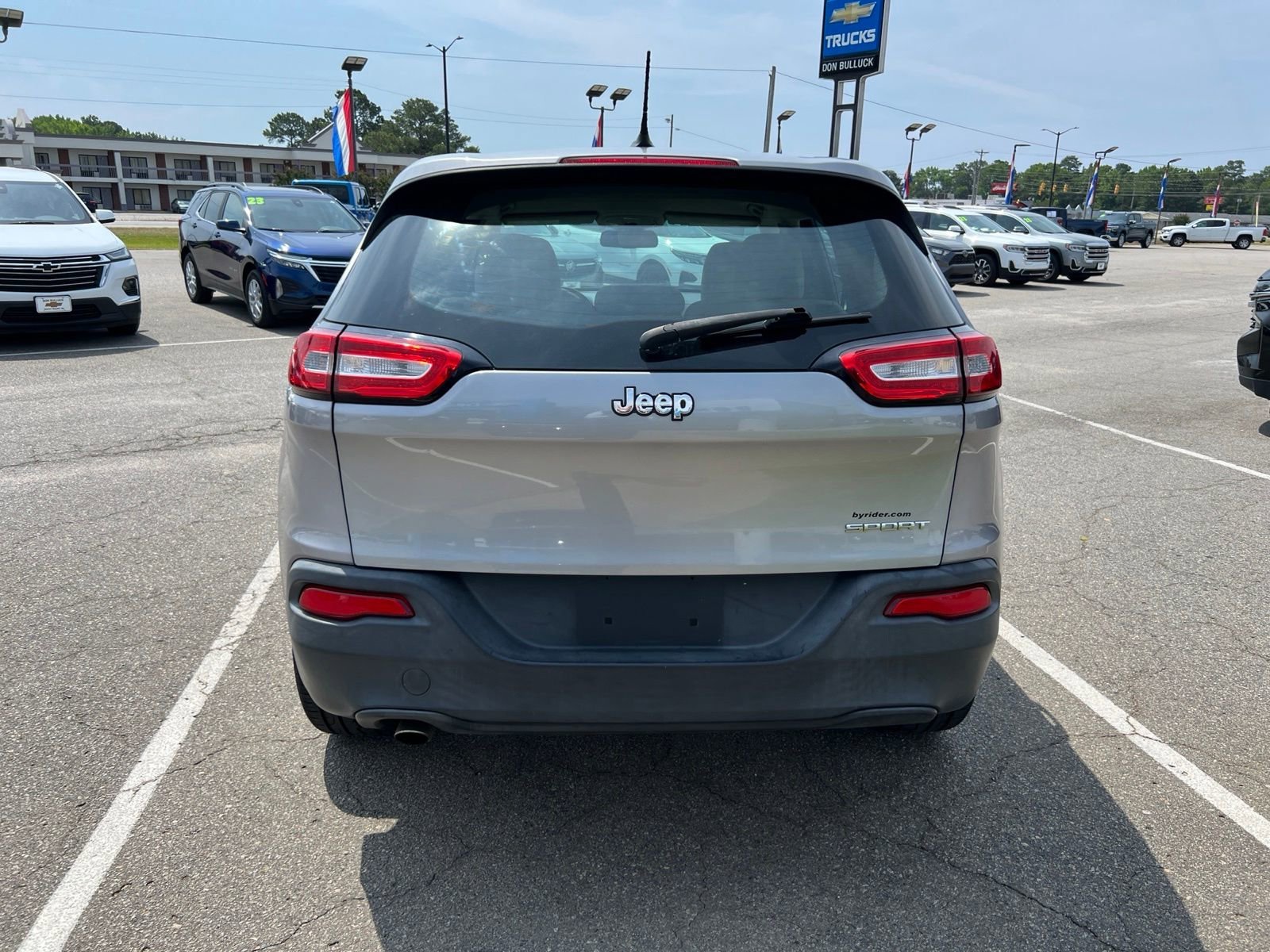 Used 2016  Jeep Sport image 4